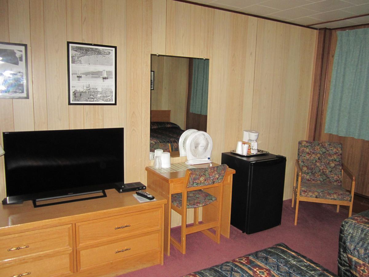 Airport Chalet Whitehorse Exterior photo